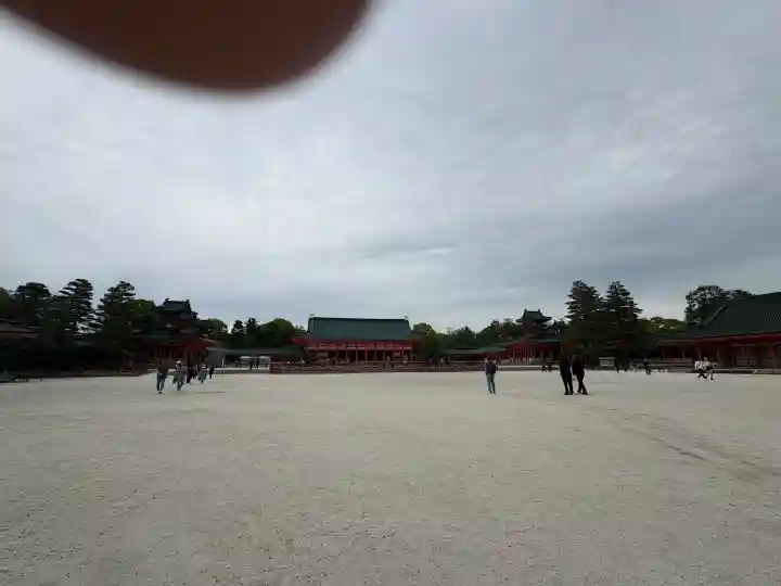 平安神宮の{uncategorized: "未分類", other: "その他", undefined: "問題あり", building: "その他建物", grave: "お墓", sacred_gate: "鳥居", guardian: "狛犬", statue: "像", buddha: "仏像", history: "歴史", nature: "自然", garden: "庭園", animal: "動物", pagoda: "塔", temizu: "手水舎", mountain_gate: "山門・神門", sanctuary: "本殿・本堂", subordinate: "末社・摂社", art: "芸術", scenery: "景色", jizo: "地蔵", ema: "絵馬", goshuin: "御朱印", omikuji: "おみくじ", items: "授与品その他", amulet: "お守り", goshuincho: "御朱印帳", eats: "食事", festival: "お祭り", votive_dance: "神楽", shichigosan: "七五三参", wedding: "結婚式", experience: "体験その他", initially: "初詣", around: "周辺", anti_infection: "感染症対策"}
