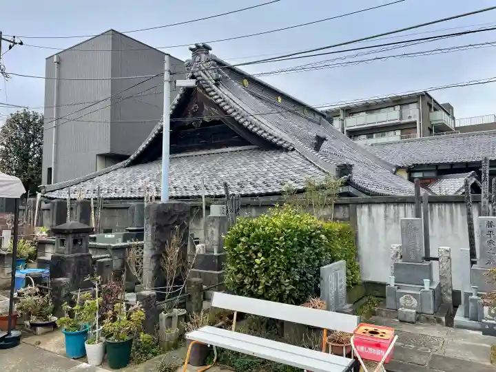 本通寺の{uncategorized: "未分類", other: "その他", undefined: "問題あり", building: "その他建物", grave: "お墓", sacred_gate: "鳥居", guardian: "狛犬", statue: "像", buddha: "仏像", history: "歴史", nature: "自然", garden: "庭園", animal: "動物", pagoda: "塔", temizu: "手水舎", mountain_gate: "山門・神門", sanctuary: "本殿・本堂", subordinate: "末社・摂社", art: "芸術", scenery: "景色", jizo: "地蔵", ema: "絵馬", goshuin: "御朱印", omikuji: "おみくじ", items: "授与品その他", amulet: "お守り", goshuincho: "御朱印帳", eats: "食事", festival: "お祭り", votive_dance: "神楽", shichigosan: "七五三参", wedding: "結婚式", experience: "体験その他", initially: "初詣", around: "周辺", anti_infection: "感染症対策"}