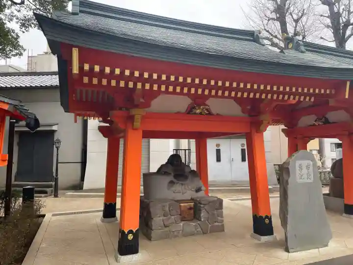 穴八幡宮の{uncategorized: "未分類", other: "その他", undefined: "問題あり", building: "その他建物", grave: "お墓", sacred_gate: "鳥居", guardian: "狛犬", statue: "像", buddha: "仏像", history: "歴史", nature: "自然", garden: "庭園", animal: "動物", pagoda: "塔", temizu: "手水舎", mountain_gate: "山門・神門", sanctuary: "本殿・本堂", subordinate: "末社・摂社", art: "芸術", scenery: "景色", jizo: "地蔵", ema: "絵馬", goshuin: "御朱印", omikuji: "おみくじ", items: "授与品その他", amulet: "お守り", goshuincho: "御朱印帳", eats: "食事", festival: "お祭り", votive_dance: "神楽", shichigosan: "七五三参", wedding: "結婚式", experience: "体験その他", initially: "初詣", around: "周辺", anti_infection: "感染症対策"}