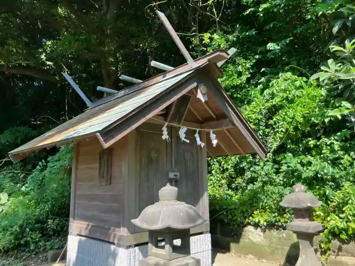 諏訪神社の{uncategorized: "未分類", other: "その他", undefined: "問題あり", building: "その他建物", grave: "お墓", sacred_gate: "鳥居", guardian: "狛犬", statue: "像", buddha: "仏像", history: "歴史", nature: "自然", garden: "庭園", animal: "動物", pagoda: "塔", temizu: "手水舎", mountain_gate: "山門・神門", sanctuary: "本殿・本堂", subordinate: "末社・摂社", art: "芸術", scenery: "景色", jizo: "地蔵", ema: "絵馬", goshuin: "御朱印", omikuji: "おみくじ", items: "授与品その他", amulet: "お守り", goshuincho: "御朱印帳", eats: "食事", festival: "お祭り", votive_dance: "神楽", shichigosan: "七五三参", wedding: "結婚式", experience: "体験その他", initially: "初詣", around: "周辺", anti_infection: "感染症対策"}