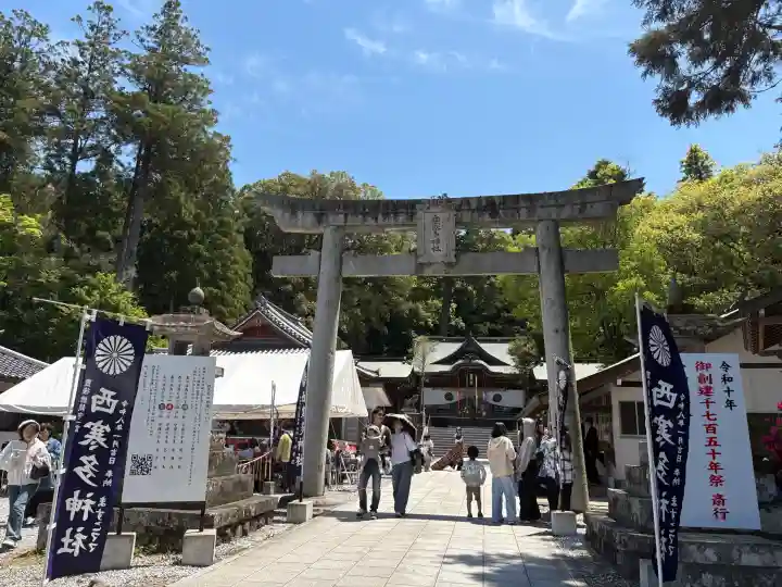西寒多神社の{uncategorized: "未分類", other: "その他", undefined: "問題あり", building: "その他建物", grave: "お墓", sacred_gate: "鳥居", guardian: "狛犬", statue: "像", buddha: "仏像", history: "歴史", nature: "自然", garden: "庭園", animal: "動物", pagoda: "塔", temizu: "手水舎", mountain_gate: "山門・神門", sanctuary: "本殿・本堂", subordinate: "末社・摂社", art: "芸術", scenery: "景色", jizo: "地蔵", ema: "絵馬", goshuin: "御朱印", omikuji: "おみくじ", items: "授与品その他", amulet: "お守り", goshuincho: "御朱印帳", eats: "食事", festival: "お祭り", votive_dance: "神楽", shichigosan: "七五三参", wedding: "結婚式", experience: "体験その他", initially: "初詣", around: "周辺", anti_infection: "感染症対策"}
