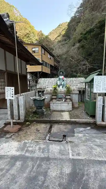 大本山七宝瀧寺の{uncategorized: "未分類", other: "その他", undefined: "問題あり", building: "その他建物", grave: "お墓", sacred_gate: "鳥居", guardian: "狛犬", statue: "像", buddha: "仏像", history: "歴史", nature: "自然", garden: "庭園", animal: "動物", pagoda: "塔", temizu: "手水舎", mountain_gate: "山門・神門", sanctuary: "本殿・本堂", subordinate: "末社・摂社", art: "芸術", scenery: "景色", jizo: "地蔵", ema: "絵馬", goshuin: "御朱印", omikuji: "おみくじ", items: "授与品その他", amulet: "お守り", goshuincho: "御朱印帳", eats: "食事", festival: "お祭り", votive_dance: "神楽", shichigosan: "七五三参", wedding: "結婚式", experience: "体験その他", initially: "初詣", around: "周辺", anti_infection: "感染症対策"}
