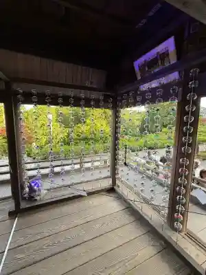 尊永寺の{uncategorized: "未分類", other: "その他", undefined: "問題あり", building: "その他建物", grave: "お墓", sacred_gate: "鳥居", guardian: "狛犬", statue: "像", buddha: "仏像", history: "歴史", nature: "自然", garden: "庭園", animal: "動物", pagoda: "塔", temizu: "手水舎", mountain_gate: "山門・神門", sanctuary: "本殿・本堂", subordinate: "末社・摂社", art: "芸術", scenery: "景色", jizo: "地蔵", ema: "絵馬", goshuin: "御朱印", omikuji: "おみくじ", items: "授与品その他", amulet: "お守り", goshuincho: "御朱印帳", eats: "食事", festival: "お祭り", votive_dance: "神楽", shichigosan: "七五三参", wedding: "結婚式", experience: "体験その他", initially: "初詣", around: "周辺", anti_infection: "感染症対策"}