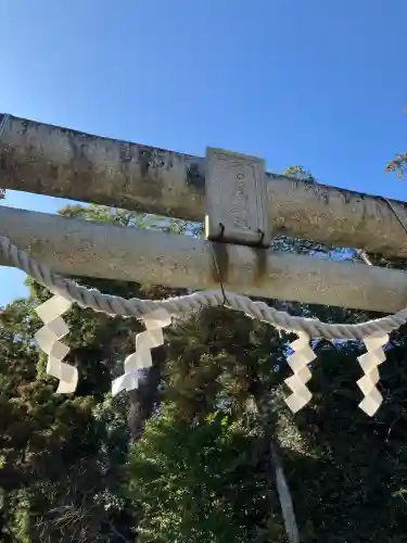 鴨鳥五所神社の{uncategorized: "未分類", other: "その他", undefined: "問題あり", building: "その他建物", grave: "お墓", sacred_gate: "鳥居", guardian: "狛犬", statue: "像", buddha: "仏像", history: "歴史", nature: "自然", garden: "庭園", animal: "動物", pagoda: "塔", temizu: "手水舎", mountain_gate: "山門・神門", sanctuary: "本殿・本堂", subordinate: "末社・摂社", art: "芸術", scenery: "景色", jizo: "地蔵", ema: "絵馬", goshuin: "御朱印", omikuji: "おみくじ", items: "授与品その他", amulet: "お守り", goshuincho: "御朱印帳", eats: "食事", festival: "お祭り", votive_dance: "神楽", shichigosan: "七五三参", wedding: "結婚式", experience: "体験その他", initially: "初詣", around: "周辺", anti_infection: "感染症対策"}