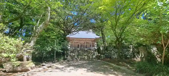 氷上神社の{uncategorized: "未分類", other: "その他", undefined: "問題あり", building: "その他建物", grave: "お墓", sacred_gate: "鳥居", guardian: "狛犬", statue: "像", buddha: "仏像", history: "歴史", nature: "自然", garden: "庭園", animal: "動物", pagoda: "塔", temizu: "手水舎", mountain_gate: "山門・神門", sanctuary: "本殿・本堂", subordinate: "末社・摂社", art: "芸術", scenery: "景色", jizo: "地蔵", ema: "絵馬", goshuin: "御朱印", omikuji: "おみくじ", items: "授与品その他", amulet: "お守り", goshuincho: "御朱印帳", eats: "食事", festival: "お祭り", votive_dance: "神楽", shichigosan: "七五三参", wedding: "結婚式", experience: "体験その他", initially: "初詣", around: "周辺", anti_infection: "感染症対策"}