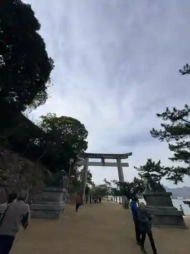 厳島神社の{uncategorized: "未分類", other: "その他", undefined: "問題あり", building: "その他建物", grave: "お墓", sacred_gate: "鳥居", guardian: "狛犬", statue: "像", buddha: "仏像", history: "歴史", nature: "自然", garden: "庭園", animal: "動物", pagoda: "塔", temizu: "手水舎", mountain_gate: "山門・神門", sanctuary: "本殿・本堂", subordinate: "末社・摂社", art: "芸術", scenery: "景色", jizo: "地蔵", ema: "絵馬", goshuin: "御朱印", omikuji: "おみくじ", items: "授与品その他", amulet: "お守り", goshuincho: "御朱印帳", eats: "食事", festival: "お祭り", votive_dance: "神楽", shichigosan: "七五三参", wedding: "結婚式", experience: "体験その他", initially: "初詣", around: "周辺", anti_infection: "感染症対策"}
