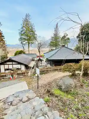 白山神社（法泉寺境内） の{uncategorized: "未分類", other: "その他", undefined: "問題あり", building: "その他建物", grave: "お墓", sacred_gate: "鳥居", guardian: "狛犬", statue: "像", buddha: "仏像", history: "歴史", nature: "自然", garden: "庭園", animal: "動物", pagoda: "塔", temizu: "手水舎", mountain_gate: "山門・神門", sanctuary: "本殿・本堂", subordinate: "末社・摂社", art: "芸術", scenery: "景色", jizo: "地蔵", ema: "絵馬", goshuin: "御朱印", omikuji: "おみくじ", items: "授与品その他", amulet: "お守り", goshuincho: "御朱印帳", eats: "食事", festival: "お祭り", votive_dance: "神楽", shichigosan: "七五三参", wedding: "結婚式", experience: "体験その他", initially: "初詣", around: "周辺", anti_infection: "感染症対策"}