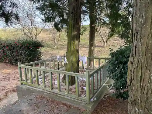 出雲路幸神社の{uncategorized: "未分類", other: "その他", undefined: "問題あり", building: "その他建物", grave: "お墓", sacred_gate: "鳥居", guardian: "狛犬", statue: "像", buddha: "仏像", history: "歴史", nature: "自然", garden: "庭園", animal: "動物", pagoda: "塔", temizu: "手水舎", mountain_gate: "山門・神門", sanctuary: "本殿・本堂", subordinate: "末社・摂社", art: "芸術", scenery: "景色", jizo: "地蔵", ema: "絵馬", goshuin: "御朱印", omikuji: "おみくじ", items: "授与品その他", amulet: "お守り", goshuincho: "御朱印帳", eats: "食事", festival: "お祭り", votive_dance: "神楽", shichigosan: "七五三参", wedding: "結婚式", experience: "体験その他", initially: "初詣", around: "周辺", anti_infection: "感染症対策"}