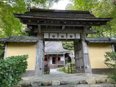 寂光院の山門・神門