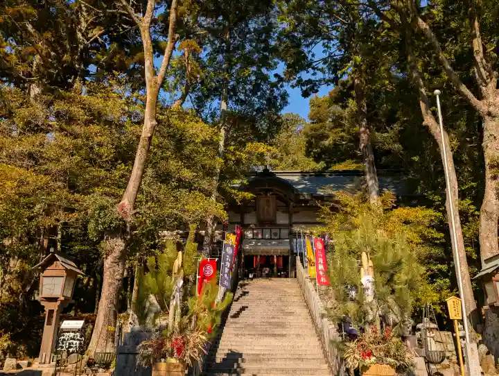 敢國神社の{uncategorized: "未分類", other: "その他", undefined: "問題あり", building: "その他建物", grave: "お墓", sacred_gate: "鳥居", guardian: "狛犬", statue: "像", buddha: "仏像", history: "歴史", nature: "自然", garden: "庭園", animal: "動物", pagoda: "塔", temizu: "手水舎", mountain_gate: "山門・神門", sanctuary: "本殿・本堂", subordinate: "末社・摂社", art: "芸術", scenery: "景色", jizo: "地蔵", ema: "絵馬", goshuin: "御朱印", omikuji: "おみくじ", items: "授与品その他", amulet: "お守り", goshuincho: "御朱印帳", eats: "食事", festival: "お祭り", votive_dance: "神楽", shichigosan: "七五三参", wedding: "結婚式", experience: "体験その他", initially: "初詣", around: "周辺", anti_infection: "感染症対策"}