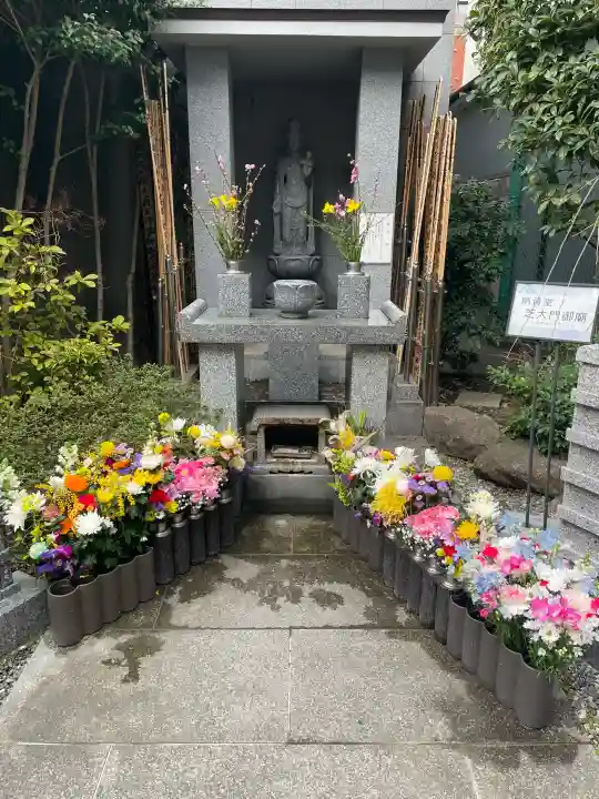 花岳院の{uncategorized: "未分類", other: "その他", undefined: "問題あり", building: "その他建物", grave: "お墓", sacred_gate: "鳥居", guardian: "狛犬", statue: "像", buddha: "仏像", history: "歴史", nature: "自然", garden: "庭園", animal: "動物", pagoda: "塔", temizu: "手水舎", mountain_gate: "山門・神門", sanctuary: "本殿・本堂", subordinate: "末社・摂社", art: "芸術", scenery: "景色", jizo: "地蔵", ema: "絵馬", goshuin: "御朱印", omikuji: "おみくじ", items: "授与品その他", amulet: "お守り", goshuincho: "御朱印帳", eats: "食事", festival: "お祭り", votive_dance: "神楽", shichigosan: "七五三参", wedding: "結婚式", experience: "体験その他", initially: "初詣", around: "周辺", anti_infection: "感染症対策"}