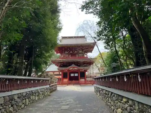 薦神社の山門