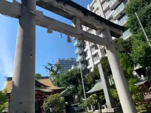 東神奈川熊野神社の鳥居