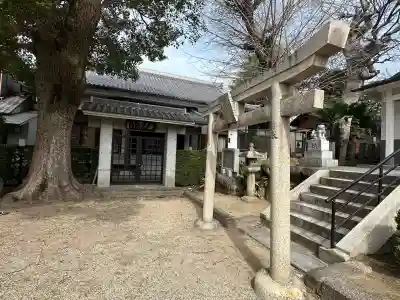 鎮宅霊符社の{uncategorized: "未分類", other: "その他", undefined: "問題あり", building: "その他建物", grave: "お墓", sacred_gate: "鳥居", guardian: "狛犬", statue: "像", buddha: "仏像", history: "歴史", nature: "自然", garden: "庭園", animal: "動物", pagoda: "塔", temizu: "手水舎", mountain_gate: "山門・神門", sanctuary: "本殿・本堂", subordinate: "末社・摂社", art: "芸術", scenery: "景色", jizo: "地蔵", ema: "絵馬", goshuin: "御朱印", omikuji: "おみくじ", items: "授与品その他", amulet: "お守り", goshuincho: "御朱印帳", eats: "食事", festival: "お祭り", votive_dance: "神楽", shichigosan: "七五三参", wedding: "結婚式", experience: "体験その他", initially: "初詣", around: "周辺", anti_infection: "感染症対策"}
