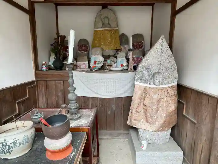 地安寺の{uncategorized: "未分類", other: "その他", undefined: "問題あり", building: "その他建物", grave: "お墓", sacred_gate: "鳥居", guardian: "狛犬", statue: "像", buddha: "仏像", history: "歴史", nature: "自然", garden: "庭園", animal: "動物", pagoda: "塔", temizu: "手水舎", mountain_gate: "山門・神門", sanctuary: "本殿・本堂", subordinate: "末社・摂社", art: "芸術", scenery: "景色", jizo: "地蔵", ema: "絵馬", goshuin: "御朱印", omikuji: "おみくじ", items: "授与品その他", amulet: "お守り", goshuincho: "御朱印帳", eats: "食事", festival: "お祭り", votive_dance: "神楽", shichigosan: "七五三参", wedding: "結婚式", experience: "体験その他", initially: "初詣", around: "周辺", anti_infection: "感染症対策"}