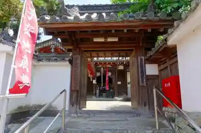 馬場本村地蔵堂の山門・神門