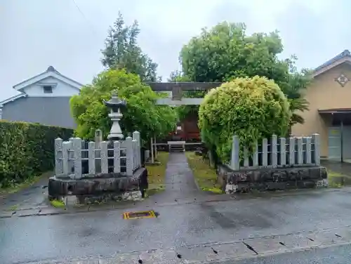 神明神社の{uncategorized: "未分類", other: "その他", undefined: "問題あり", building: "その他建物", grave: "お墓", sacred_gate: "鳥居", guardian: "狛犬", statue: "像", buddha: "仏像", history: "歴史", nature: "自然", garden: "庭園", animal: "動物", pagoda: "塔", temizu: "手水舎", mountain_gate: "山門・神門", sanctuary: "本殿・本堂", subordinate: "末社・摂社", art: "芸術", scenery: "景色", jizo: "地蔵", ema: "絵馬", goshuin: "御朱印", omikuji: "おみくじ", items: "授与品その他", amulet: "お守り", goshuincho: "御朱印帳", eats: "食事", festival: "お祭り", votive_dance: "神楽", shichigosan: "七五三参", wedding: "結婚式", experience: "体験その他", initially: "初詣", around: "周辺", anti_infection: "感染症対策"}
