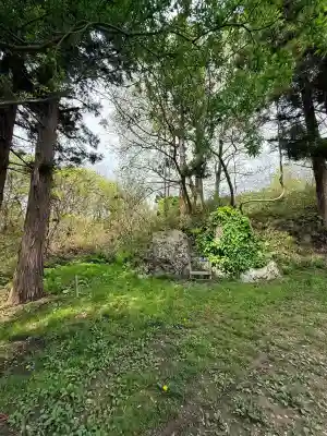 正一位石倉稲荷神社の{uncategorized: "未分類", other: "その他", undefined: "問題あり", building: "その他建物", grave: "お墓", sacred_gate: "鳥居", guardian: "狛犬", statue: "像", buddha: "仏像", history: "歴史", nature: "自然", garden: "庭園", animal: "動物", pagoda: "塔", temizu: "手水舎", mountain_gate: "山門・神門", sanctuary: "本殿・本堂", subordinate: "末社・摂社", art: "芸術", scenery: "景色", jizo: "地蔵", ema: "絵馬", goshuin: "御朱印", omikuji: "おみくじ", items: "授与品その他", amulet: "お守り", goshuincho: "御朱印帳", eats: "食事", festival: "お祭り", votive_dance: "神楽", shichigosan: "七五三参", wedding: "結婚式", experience: "体験その他", initially: "初詣", around: "周辺", anti_infection: "感染症対策"}