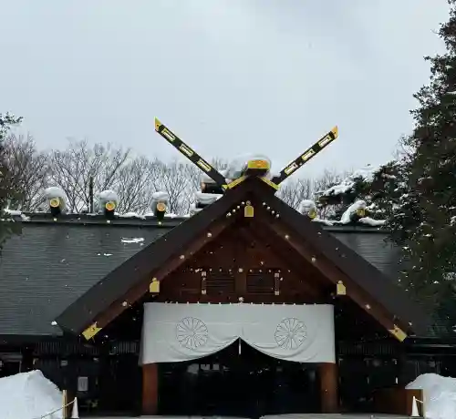 北海道神宮の{uncategorized: "未分類", other: "その他", undefined: "問題あり", building: "その他建物", grave: "お墓", sacred_gate: "鳥居", guardian: "狛犬", statue: "像", buddha: "仏像", history: "歴史", nature: "自然", garden: "庭園", animal: "動物", pagoda: "塔", temizu: "手水舎", mountain_gate: "山門・神門", sanctuary: "本殿・本堂", subordinate: "末社・摂社", art: "芸術", scenery: "景色", jizo: "地蔵", ema: "絵馬", goshuin: "御朱印", omikuji: "おみくじ", items: "授与品その他", amulet: "お守り", goshuincho: "御朱印帳", eats: "食事", festival: "お祭り", votive_dance: "神楽", shichigosan: "七五三参", wedding: "結婚式", experience: "体験その他", initially: "初詣", around: "周辺", anti_infection: "感染症対策"}