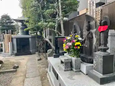 東覺寺の{uncategorized: "未分類", other: "その他", undefined: "問題あり", building: "その他建物", grave: "お墓", sacred_gate: "鳥居", guardian: "狛犬", statue: "像", buddha: "仏像", history: "歴史", nature: "自然", garden: "庭園", animal: "動物", pagoda: "塔", temizu: "手水舎", mountain_gate: "山門・神門", sanctuary: "本殿・本堂", subordinate: "末社・摂社", art: "芸術", scenery: "景色", jizo: "地蔵", ema: "絵馬", goshuin: "御朱印", omikuji: "おみくじ", items: "授与品その他", amulet: "お守り", goshuincho: "御朱印帳", eats: "食事", festival: "お祭り", votive_dance: "神楽", shichigosan: "七五三参", wedding: "結婚式", experience: "体験その他", initially: "初詣", around: "周辺", anti_infection: "感染症対策"}