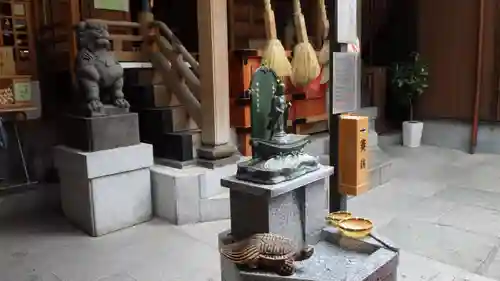 小網神社の像