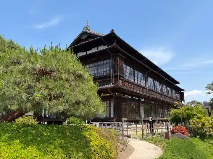 水神宮(臨江閣)の{uncategorized: "未分類", other: "その他", undefined: "問題あり", building: "その他建物", grave: "お墓", sacred_gate: "鳥居", guardian: "狛犬", statue: "像", buddha: "仏像", history: "歴史", nature: "自然", garden: "庭園", animal: "動物", pagoda: "塔", temizu: "手水舎", mountain_gate: "山門・神門", sanctuary: "本殿・本堂", subordinate: "末社・摂社", art: "芸術", scenery: "景色", jizo: "地蔵", ema: "絵馬", goshuin: "御朱印", omikuji: "おみくじ", items: "授与品その他", amulet: "お守り", goshuincho: "御朱印帳", eats: "食事", festival: "お祭り", votive_dance: "神楽", shichigosan: "七五三参", wedding: "結婚式", experience: "体験その他", initially: "初詣", around: "周辺", anti_infection: "感染症対策"}