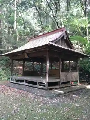 諏訪神社の{uncategorized: "未分類", other: "その他", undefined: "問題あり", building: "その他建物", grave: "お墓", sacred_gate: "鳥居", guardian: "狛犬", statue: "像", buddha: "仏像", history: "歴史", nature: "自然", garden: "庭園", animal: "動物", pagoda: "塔", temizu: "手水舎", mountain_gate: "山門・神門", sanctuary: "本殿・本堂", subordinate: "末社・摂社", art: "芸術", scenery: "景色", jizo: "地蔵", ema: "絵馬", goshuin: "御朱印", omikuji: "おみくじ", items: "授与品その他", amulet: "お守り", goshuincho: "御朱印帳", eats: "食事", festival: "お祭り", votive_dance: "神楽", shichigosan: "七五三参", wedding: "結婚式", experience: "体験その他", initially: "初詣", around: "周辺", anti_infection: "感染症対策"}