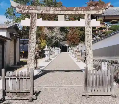 名居神社の{uncategorized: "未分類", other: "その他", undefined: "問題あり", building: "その他建物", grave: "お墓", sacred_gate: "鳥居", guardian: "狛犬", statue: "像", buddha: "仏像", history: "歴史", nature: "自然", garden: "庭園", animal: "動物", pagoda: "塔", temizu: "手水舎", mountain_gate: "山門・神門", sanctuary: "本殿・本堂", subordinate: "末社・摂社", art: "芸術", scenery: "景色", jizo: "地蔵", ema: "絵馬", goshuin: "御朱印", omikuji: "おみくじ", items: "授与品その他", amulet: "お守り", goshuincho: "御朱印帳", eats: "食事", festival: "お祭り", votive_dance: "神楽", shichigosan: "七五三参", wedding: "結婚式", experience: "体験その他", initially: "初詣", around: "周辺", anti_infection: "感染症対策"}