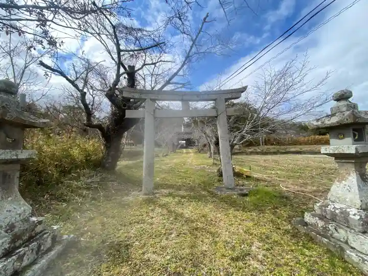 八幡神社の{uncategorized: "未分類", other: "その他", undefined: "問題あり", building: "その他建物", grave: "お墓", sacred_gate: "鳥居", guardian: "狛犬", statue: "像", buddha: "仏像", history: "歴史", nature: "自然", garden: "庭園", animal: "動物", pagoda: "塔", temizu: "手水舎", mountain_gate: "山門・神門", sanctuary: "本殿・本堂", subordinate: "末社・摂社", art: "芸術", scenery: "景色", jizo: "地蔵", ema: "絵馬", goshuin: "御朱印", omikuji: "おみくじ", items: "授与品その他", amulet: "お守り", goshuincho: "御朱印帳", eats: "食事", festival: "お祭り", votive_dance: "神楽", shichigosan: "七五三参", wedding: "結婚式", experience: "体験その他", initially: "初詣", around: "周辺", anti_infection: "感染症対策"}