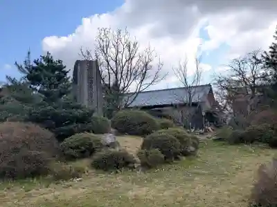 称念寺の{uncategorized: "未分類", other: "その他", undefined: "問題あり", building: "その他建物", grave: "お墓", sacred_gate: "鳥居", guardian: "狛犬", statue: "像", buddha: "仏像", history: "歴史", nature: "自然", garden: "庭園", animal: "動物", pagoda: "塔", temizu: "手水舎", mountain_gate: "山門・神門", sanctuary: "本殿・本堂", subordinate: "末社・摂社", art: "芸術", scenery: "景色", jizo: "地蔵", ema: "絵馬", goshuin: "御朱印", omikuji: "おみくじ", items: "授与品その他", amulet: "お守り", goshuincho: "御朱印帳", eats: "食事", festival: "お祭り", votive_dance: "神楽", shichigosan: "七五三参", wedding: "結婚式", experience: "体験その他", initially: "初詣", around: "周辺", anti_infection: "感染症対策"}