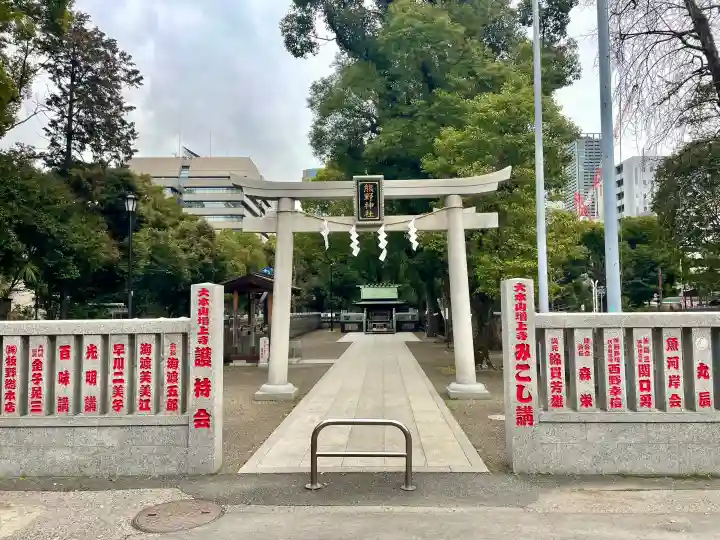 熊野神社の{uncategorized: "未分類", other: "その他", undefined: "問題あり", building: "その他建物", grave: "お墓", sacred_gate: "鳥居", guardian: "狛犬", statue: "像", buddha: "仏像", history: "歴史", nature: "自然", garden: "庭園", animal: "動物", pagoda: "塔", temizu: "手水舎", mountain_gate: "山門・神門", sanctuary: "本殿・本堂", subordinate: "末社・摂社", art: "芸術", scenery: "景色", jizo: "地蔵", ema: "絵馬", goshuin: "御朱印", omikuji: "おみくじ", items: "授与品その他", amulet: "お守り", goshuincho: "御朱印帳", eats: "食事", festival: "お祭り", votive_dance: "神楽", shichigosan: "七五三参", wedding: "結婚式", experience: "体験その他", initially: "初詣", around: "周辺", anti_infection: "感染症対策"}