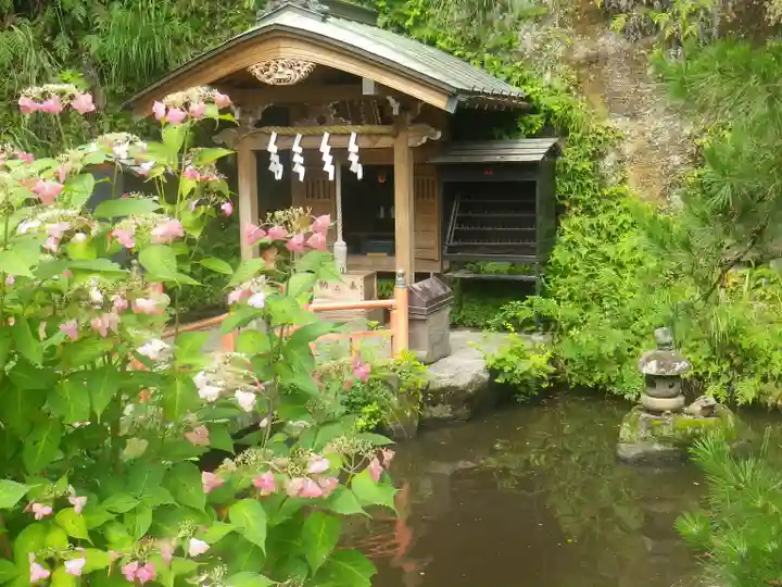 銭洗弁財天宇賀福神社の庭園