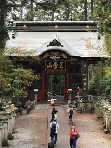 三峯神社の山門