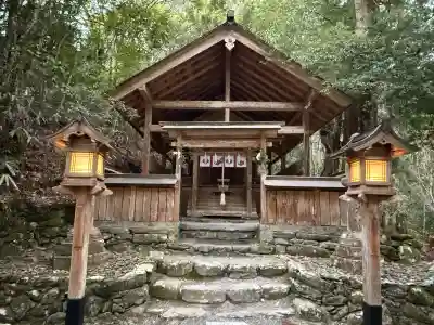 丹生神社(丹生川上神社中社摂社)の{uncategorized: "未分類", other: "その他", undefined: "問題あり", building: "その他建物", grave: "お墓", sacred_gate: "鳥居", guardian: "狛犬", statue: "像", buddha: "仏像", history: "歴史", nature: "自然", garden: "庭園", animal: "動物", pagoda: "塔", temizu: "手水舎", mountain_gate: "山門・神門", sanctuary: "本殿・本堂", subordinate: "末社・摂社", art: "芸術", scenery: "景色", jizo: "地蔵", ema: "絵馬", goshuin: "御朱印", omikuji: "おみくじ", items: "授与品その他", amulet: "お守り", goshuincho: "御朱印帳", eats: "食事", festival: "お祭り", votive_dance: "神楽", shichigosan: "七五三参", wedding: "結婚式", experience: "体験その他", initially: "初詣", around: "周辺", anti_infection: "感染症対策"}