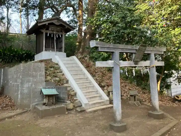 諏訪神社の{uncategorized: "未分類", other: "その他", undefined: "問題あり", building: "その他建物", grave: "お墓", sacred_gate: "鳥居", guardian: "狛犬", statue: "像", buddha: "仏像", history: "歴史", nature: "自然", garden: "庭園", animal: "動物", pagoda: "塔", temizu: "手水舎", mountain_gate: "山門・神門", sanctuary: "本殿・本堂", subordinate: "末社・摂社", art: "芸術", scenery: "景色", jizo: "地蔵", ema: "絵馬", goshuin: "御朱印", omikuji: "おみくじ", items: "授与品その他", amulet: "お守り", goshuincho: "御朱印帳", eats: "食事", festival: "お祭り", votive_dance: "神楽", shichigosan: "七五三参", wedding: "結婚式", experience: "体験その他", initially: "初詣", around: "周辺", anti_infection: "感染症対策"}