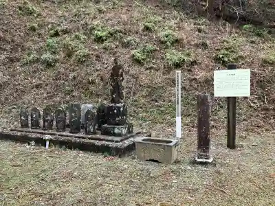 立木地蔵尊の{uncategorized: "未分類", other: "その他", undefined: "問題あり", building: "その他建物", grave: "お墓", sacred_gate: "鳥居", guardian: "狛犬", statue: "像", buddha: "仏像", history: "歴史", nature: "自然", garden: "庭園", animal: "動物", pagoda: "塔", temizu: "手水舎", mountain_gate: "山門・神門", sanctuary: "本殿・本堂", subordinate: "末社・摂社", art: "芸術", scenery: "景色", jizo: "地蔵", ema: "絵馬", goshuin: "御朱印", omikuji: "おみくじ", items: "授与品その他", amulet: "お守り", goshuincho: "御朱印帳", eats: "食事", festival: "お祭り", votive_dance: "神楽", shichigosan: "七五三参", wedding: "結婚式", experience: "体験その他", initially: "初詣", around: "周辺", anti_infection: "感染症対策"}