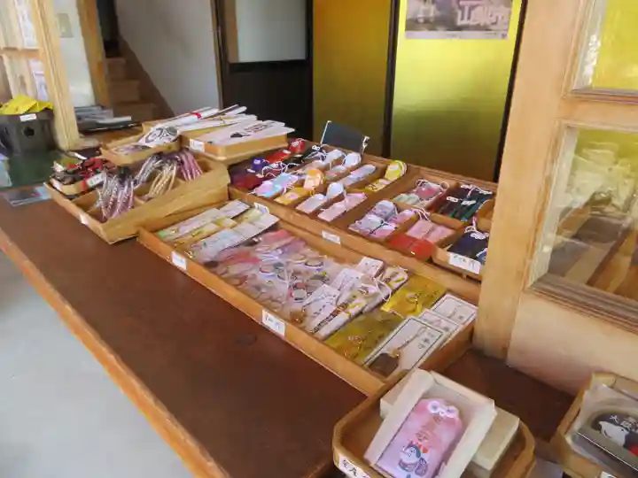 差出磯大嶽山神社 仕事と健康と厄よけの神さまの授与品その他