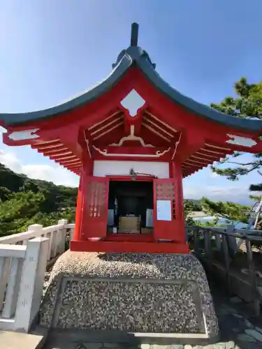 海津見神社（桂浜龍王宮）の{uncategorized: "未分類", other: "その他", undefined: "問題あり", building: "その他建物", grave: "お墓", sacred_gate: "鳥居", guardian: "狛犬", statue: "像", buddha: "仏像", history: "歴史", nature: "自然", garden: "庭園", animal: "動物", pagoda: "塔", temizu: "手水舎", mountain_gate: "山門・神門", sanctuary: "本殿・本堂", subordinate: "末社・摂社", art: "芸術", scenery: "景色", jizo: "地蔵", ema: "絵馬", goshuin: "御朱印", omikuji: "おみくじ", items: "授与品その他", amulet: "お守り", goshuincho: "御朱印帳", eats: "食事", festival: "お祭り", votive_dance: "神楽", shichigosan: "七五三参", wedding: "結婚式", experience: "体験その他", initially: "初詣", around: "周辺", anti_infection: "感染症対策"}