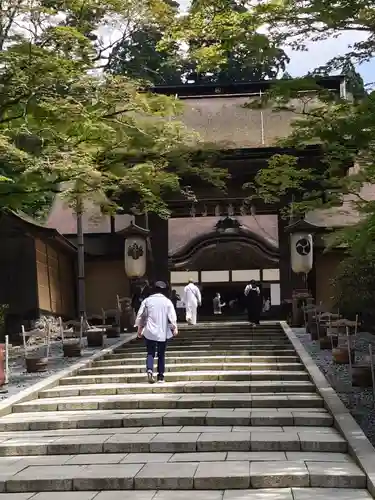 高野山金剛峯寺の山門