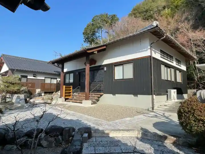 冷泉寺の{uncategorized: "未分類", other: "その他", undefined: "問題あり", building: "その他建物", grave: "お墓", sacred_gate: "鳥居", guardian: "狛犬", statue: "像", buddha: "仏像", history: "歴史", nature: "自然", garden: "庭園", animal: "動物", pagoda: "塔", temizu: "手水舎", mountain_gate: "山門・神門", sanctuary: "本殿・本堂", subordinate: "末社・摂社", art: "芸術", scenery: "景色", jizo: "地蔵", ema: "絵馬", goshuin: "御朱印", omikuji: "おみくじ", items: "授与品その他", amulet: "お守り", goshuincho: "御朱印帳", eats: "食事", festival: "お祭り", votive_dance: "神楽", shichigosan: "七五三参", wedding: "結婚式", experience: "体験その他", initially: "初詣", around: "周辺", anti_infection: "感染症対策"}