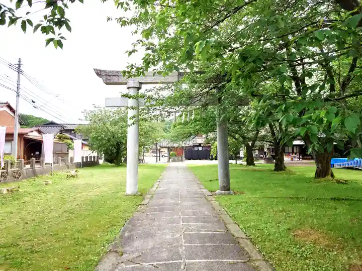 守りの神 藤基神社の鳥居