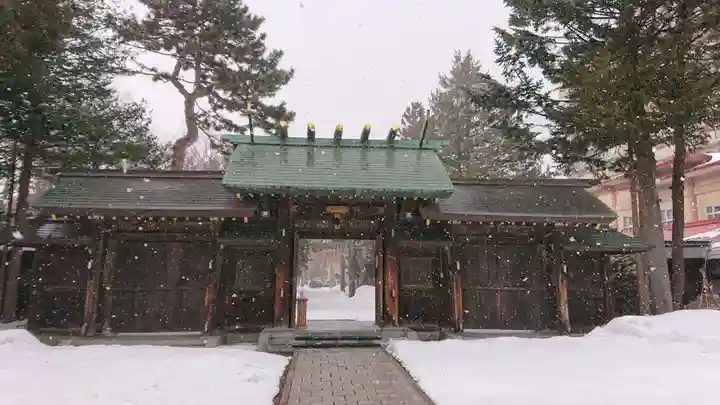 琴似神社の山門・神門