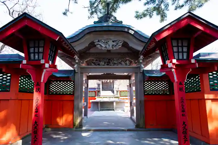 高山稲荷神社の山門・神門
