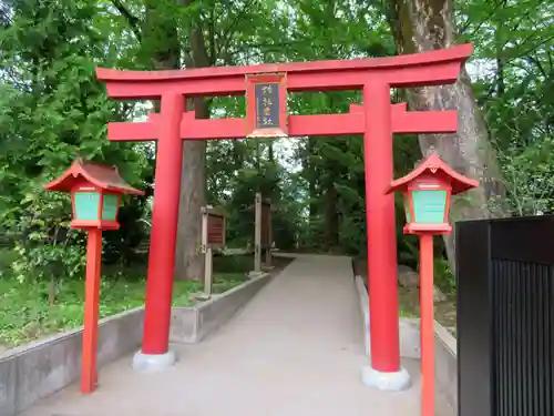 柞祖霊社の鳥居