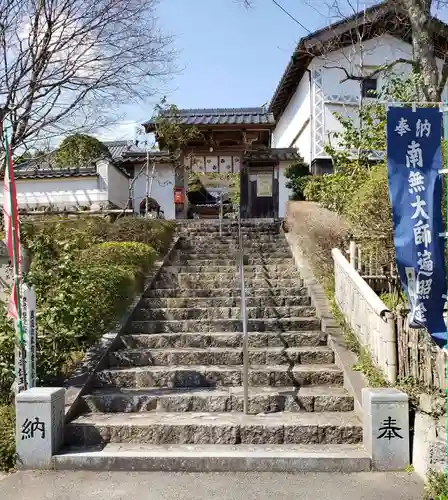 普門寺の山門