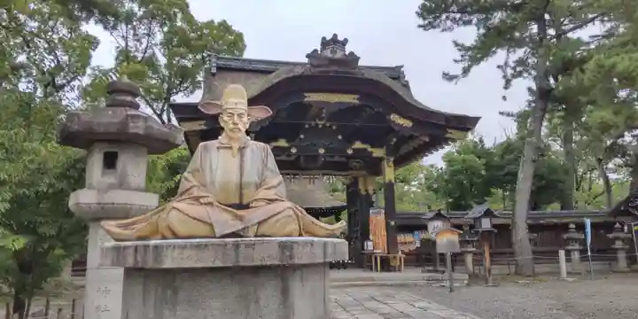 豊国神社の像