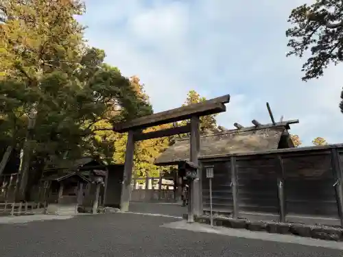 伊勢神宮外宮（豊受大神宮）の{uncategorized: "未分類", other: "その他", undefined: "問題あり", building: "その他建物", grave: "お墓", sacred_gate: "鳥居", guardian: "狛犬", statue: "像", buddha: "仏像", history: "歴史", nature: "自然", garden: "庭園", animal: "動物", pagoda: "塔", temizu: "手水舎", mountain_gate: "山門・神門", sanctuary: "本殿・本堂", subordinate: "末社・摂社", art: "芸術", scenery: "景色", jizo: "地蔵", ema: "絵馬", goshuin: "御朱印", omikuji: "おみくじ", items: "授与品その他", amulet: "お守り", goshuincho: "御朱印帳", eats: "食事", festival: "お祭り", votive_dance: "神楽", shichigosan: "七五三参", wedding: "結婚式", experience: "体験その他", initially: "初詣", around: "周辺", anti_infection: "感染症対策"}