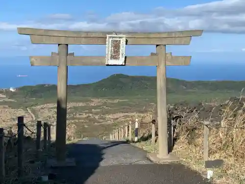 三原神社下社の{uncategorized: "未分類", other: "その他", undefined: "問題あり", building: "その他建物", grave: "お墓", sacred_gate: "鳥居", guardian: "狛犬", statue: "像", buddha: "仏像", history: "歴史", nature: "自然", garden: "庭園", animal: "動物", pagoda: "塔", temizu: "手水舎", mountain_gate: "山門・神門", sanctuary: "本殿・本堂", subordinate: "末社・摂社", art: "芸術", scenery: "景色", jizo: "地蔵", ema: "絵馬", goshuin: "御朱印", omikuji: "おみくじ", items: "授与品その他", amulet: "お守り", goshuincho: "御朱印帳", eats: "食事", festival: "お祭り", votive_dance: "神楽", shichigosan: "七五三参", wedding: "結婚式", experience: "体験その他", initially: "初詣", around: "周辺", anti_infection: "感染症対策"}