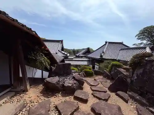 興聖寺（興聖寶林禅寺）の{uncategorized: "未分類", other: "その他", undefined: "問題あり", building: "その他建物", grave: "お墓", sacred_gate: "鳥居", guardian: "狛犬", statue: "像", buddha: "仏像", history: "歴史", nature: "自然", garden: "庭園", animal: "動物", pagoda: "塔", temizu: "手水舎", mountain_gate: "山門・神門", sanctuary: "本殿・本堂", subordinate: "末社・摂社", art: "芸術", scenery: "景色", jizo: "地蔵", ema: "絵馬", goshuin: "御朱印", omikuji: "おみくじ", items: "授与品その他", amulet: "お守り", goshuincho: "御朱印帳", eats: "食事", festival: "お祭り", votive_dance: "神楽", shichigosan: "七五三参", wedding: "結婚式", experience: "体験その他", initially: "初詣", around: "周辺", anti_infection: "感染症対策"}