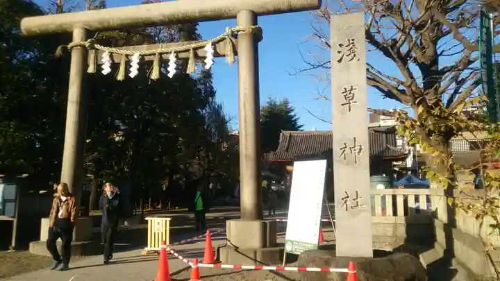 浅草神社の鳥居